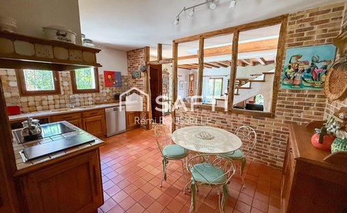 Propriété D'exception Avec 2 Maisons Indépendantes, Piscine Et Jardin Paysager