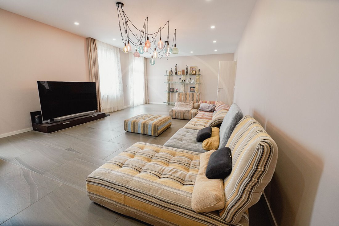 A Saint-Émilion Vineyard Château Reborn in Golden Light - 5