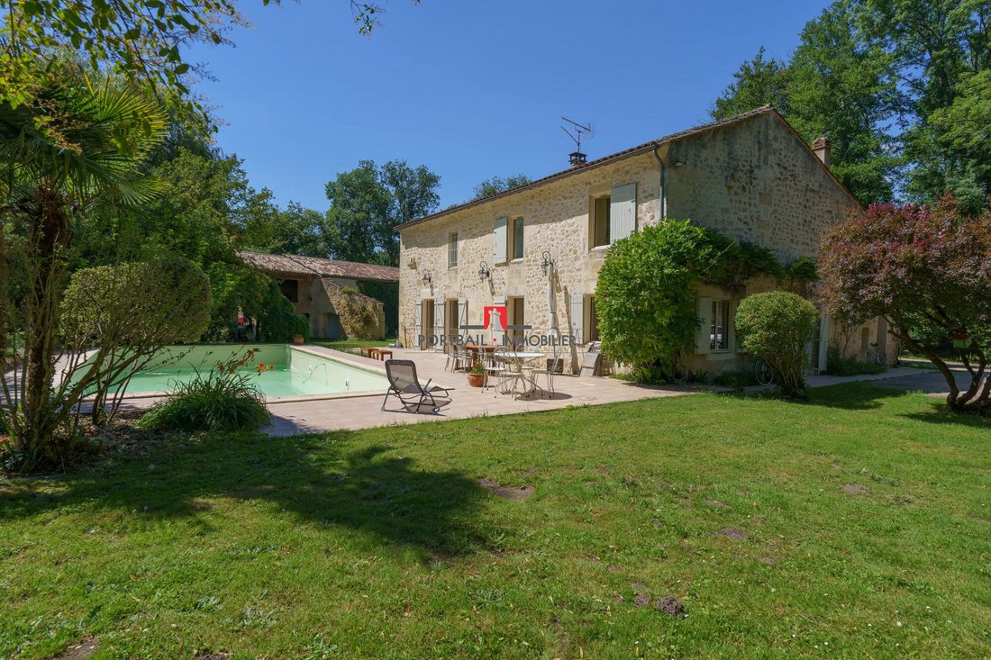House in Saint-Laurent-d'Arce, Nouvelle-Aquitaine, France 1 - 14419903