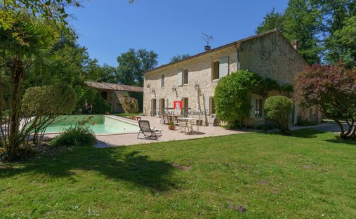 House in Saint-Laurent-d'Arce, Nouvelle-Aquitaine, France 1