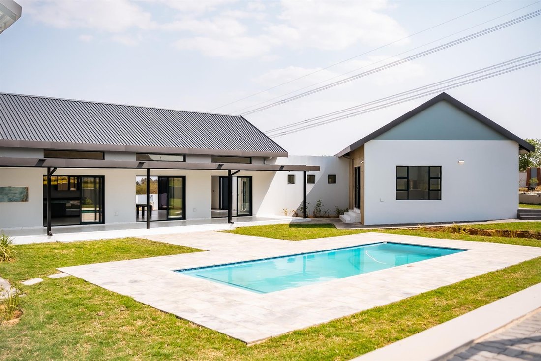 House in Saddlebrook Estate, Gauteng, South Africa 5 - 16172833