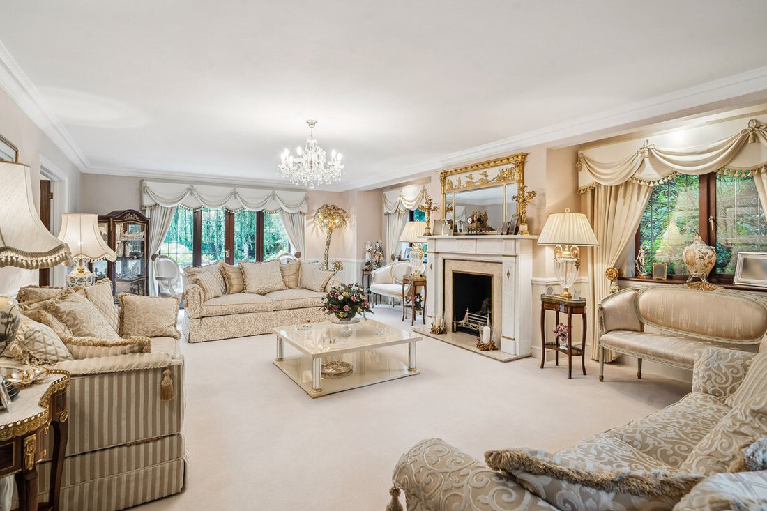 House in Oxshott, Elmbridge, England 3 - 16172610