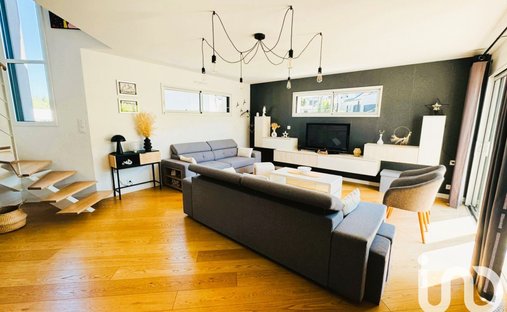 At The Gates Of Vitré Castle Of 12200 M² Land Of More Than 5 Ha