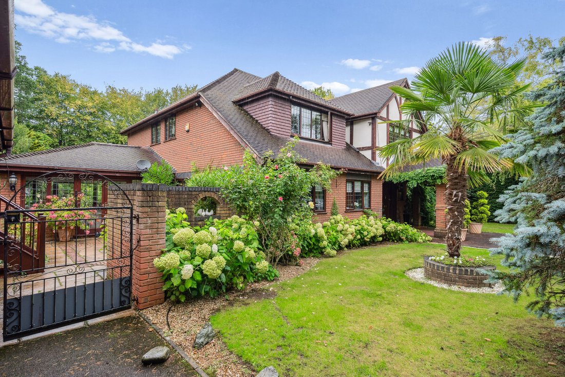House in Oxshott, Elmbridge, England 2 - 16172610
