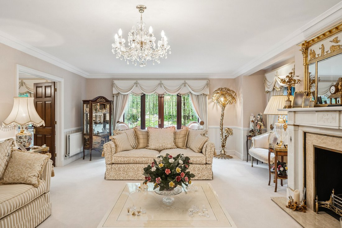 House in Oxshott, Elmbridge, England 5 - 16172610