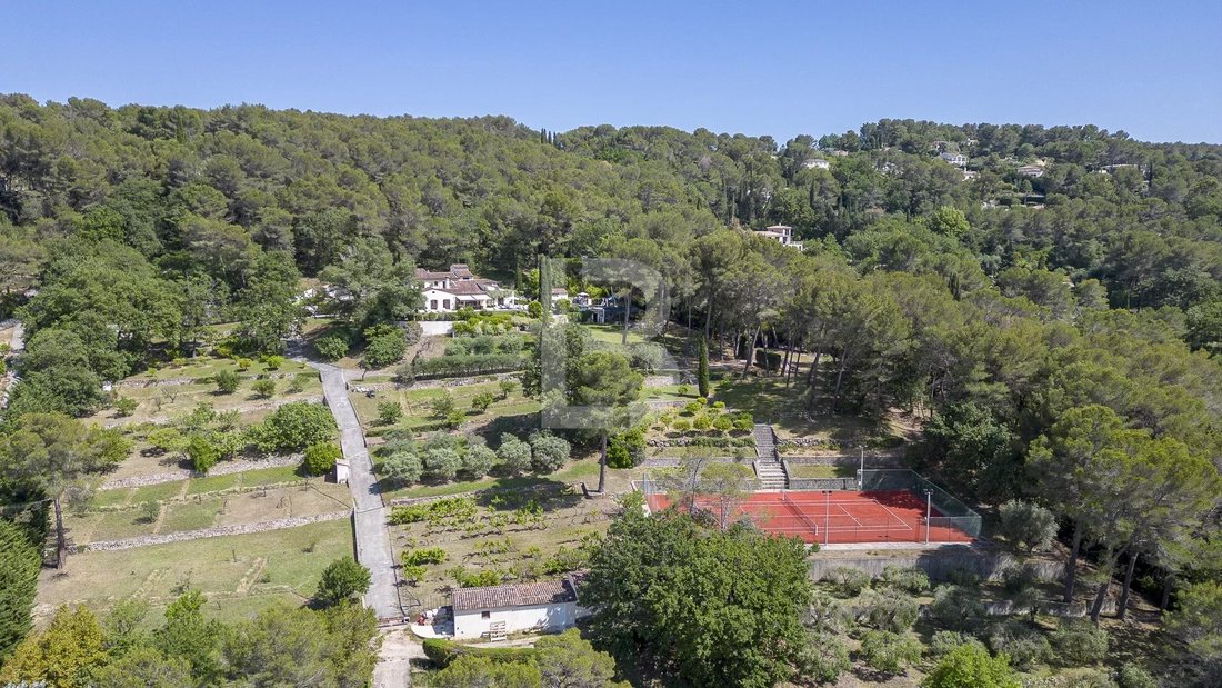 Estate in Mougins, Provence-Alpes-Côte d'Azur, France 1 - 16179862