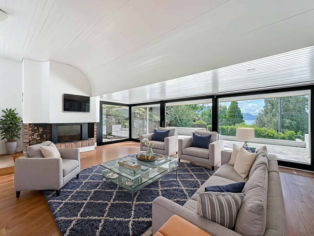 Magnificent Detached Property With Lake View!