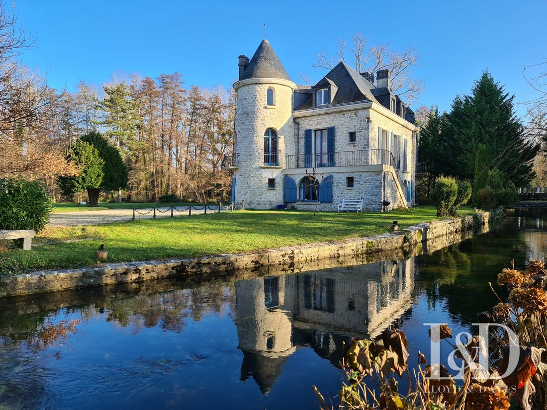 A River-Embraced Château: Where Time Stands Still in Île-de-France
