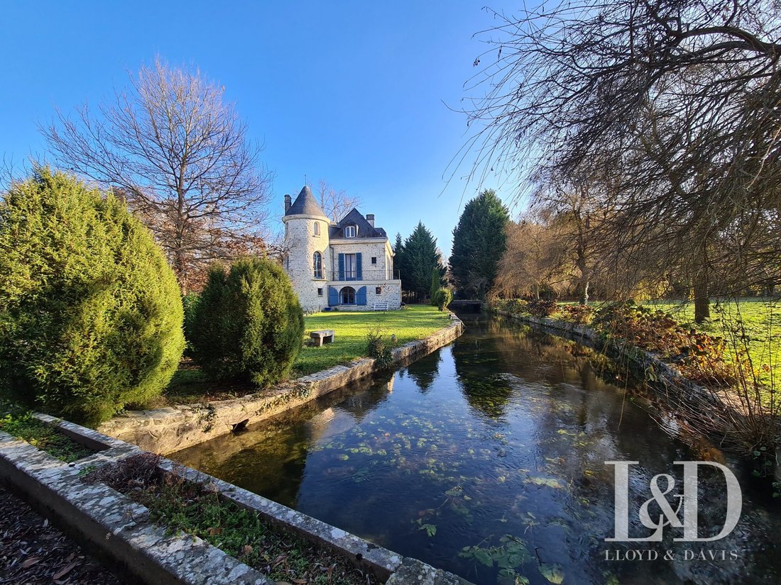 A River-Embraced Château: Where Time Stands Still in Île-de-France