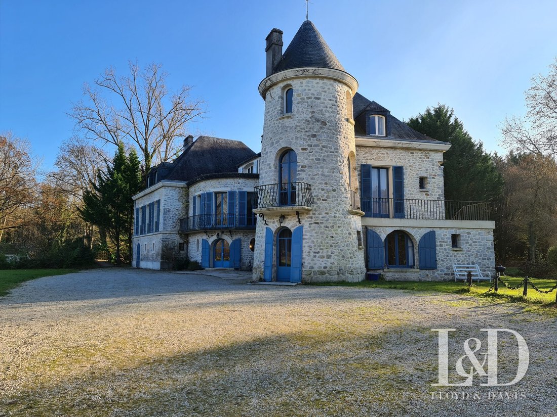 A River-Embraced Château: Where Time Stands Still in Île-de-France