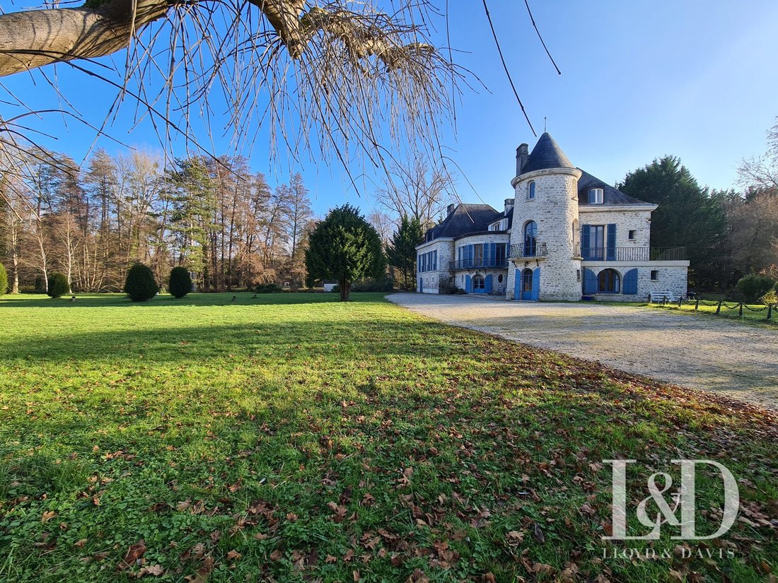 A River-Embraced Château: Where Time Stands Still in Île-de-France