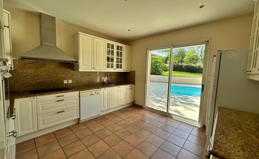 Propriété D'exception Avec 2 Maisons Indépendantes, Piscine Et Jardin Paysager