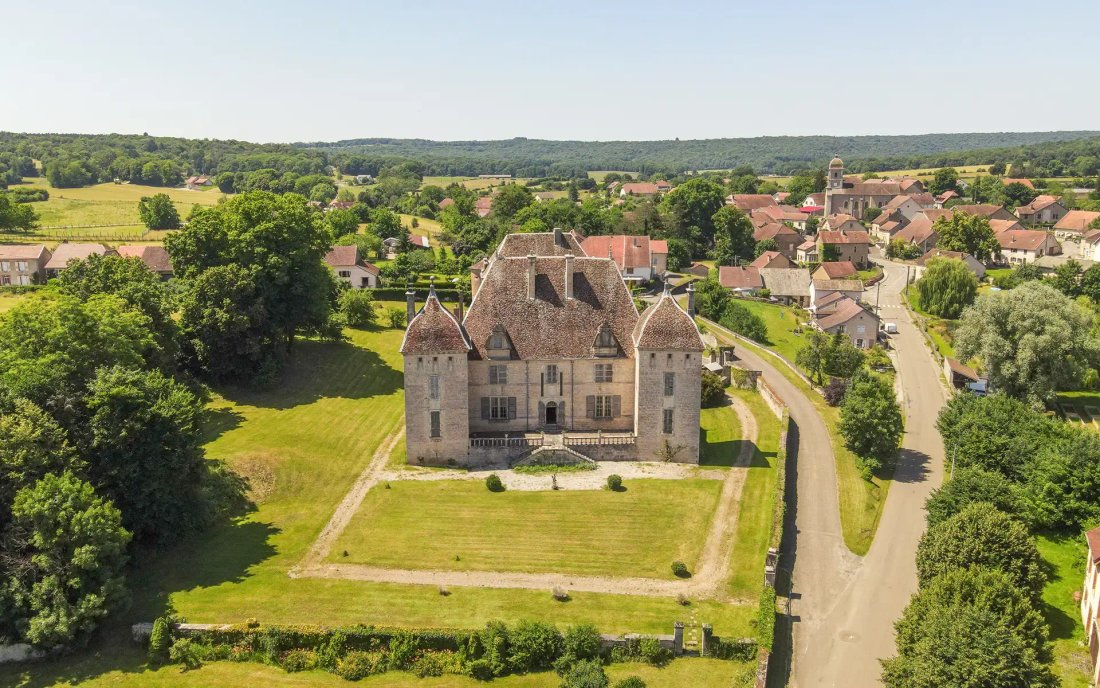 Château de Filain: A 15th-Century Legacy Woven in Stone and Light