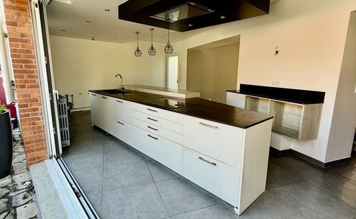 Castle for Sale in Auxerre, Bourgogne-Franche-Comté, France