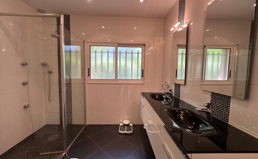 Propriété D'exception Avec 2 Maisons Indépendantes, Piscine Et Jardin Paysager