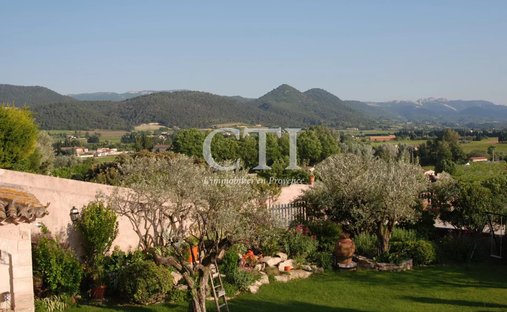 Castle for Sale in Saint-Quintin-sur-Sioule, Auvergne-Rhône-Alpes, France