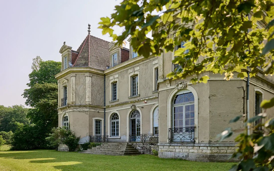 Château d’Humilly: A Whisper of Belle Époque Grandeur in Haute-Savoie’s Embrace