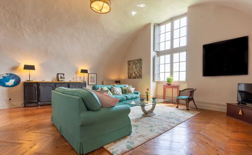 Castle for Sale in Saussignac, Nouvelle-Aquitaine, France