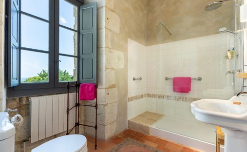 Castle for Sale in Saussignac, Nouvelle-Aquitaine, France