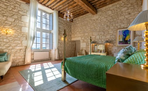 Castle for Sale in Saussignac, Nouvelle-Aquitaine, France