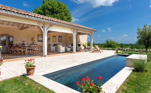 Castle for Sale in Saussignac, Nouvelle-Aquitaine, France