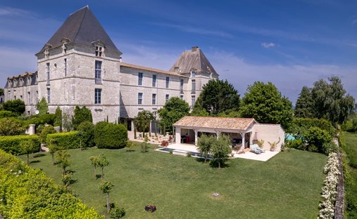 Castle for Sale in Saussignac, Nouvelle-Aquitaine, France