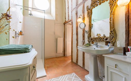 Castle for Sale in Saussignac, Nouvelle-Aquitaine, France