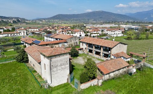 Casa di campagna a Adro, Lombardia, Italia 1