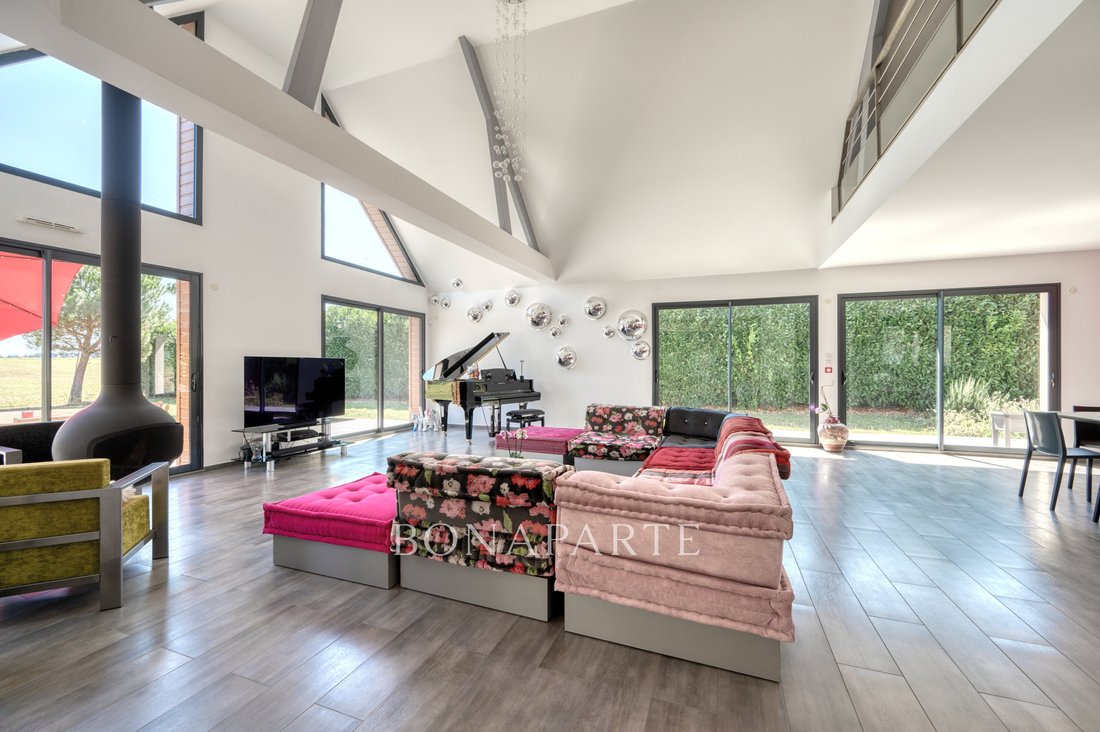 La Maison des Lumières: A Modern Château Whispering to the Skies of Île-de-France