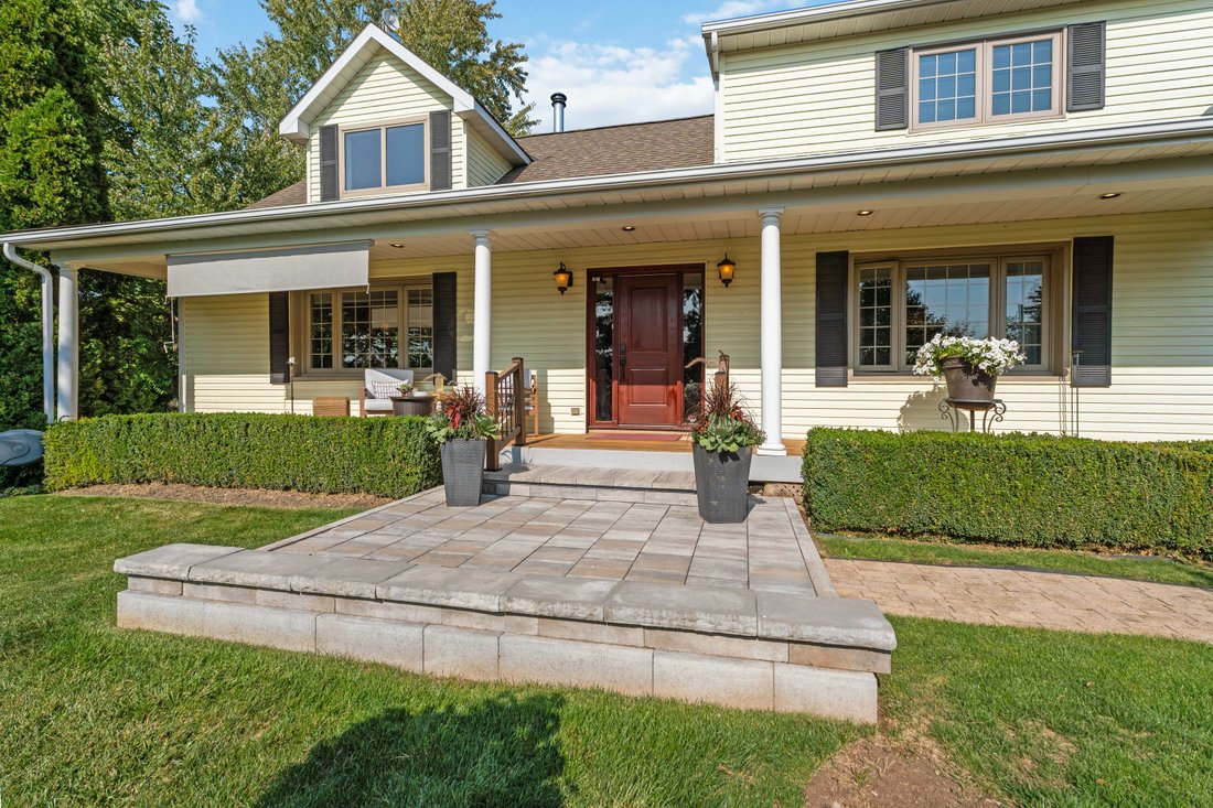 House in Grimsby, Ontario, Canada 5 - 16203235