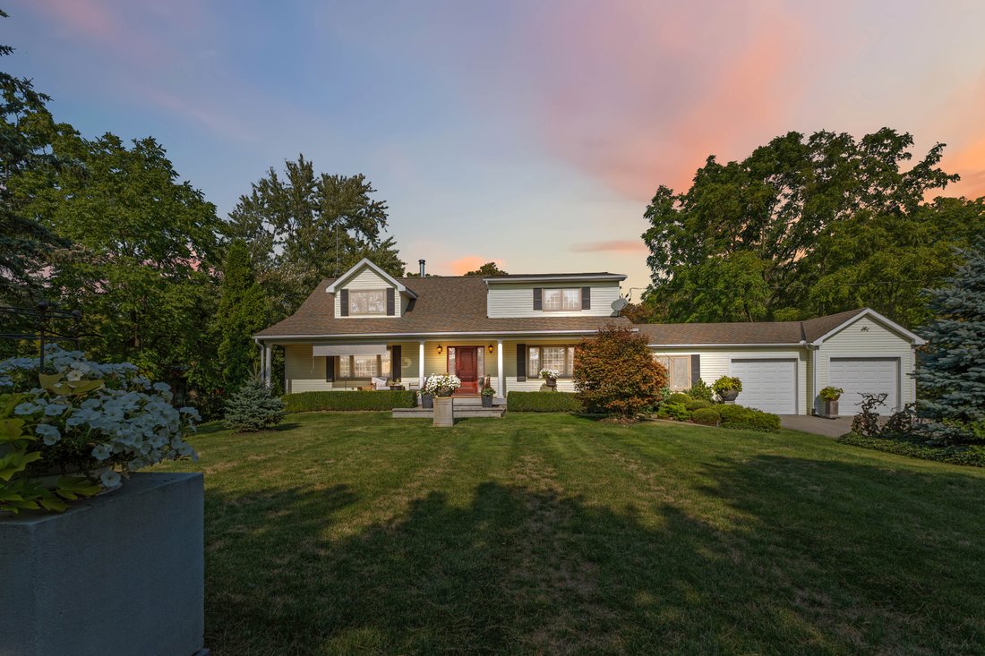 House in Grimsby, Ontario, Canada 2 - 16203235