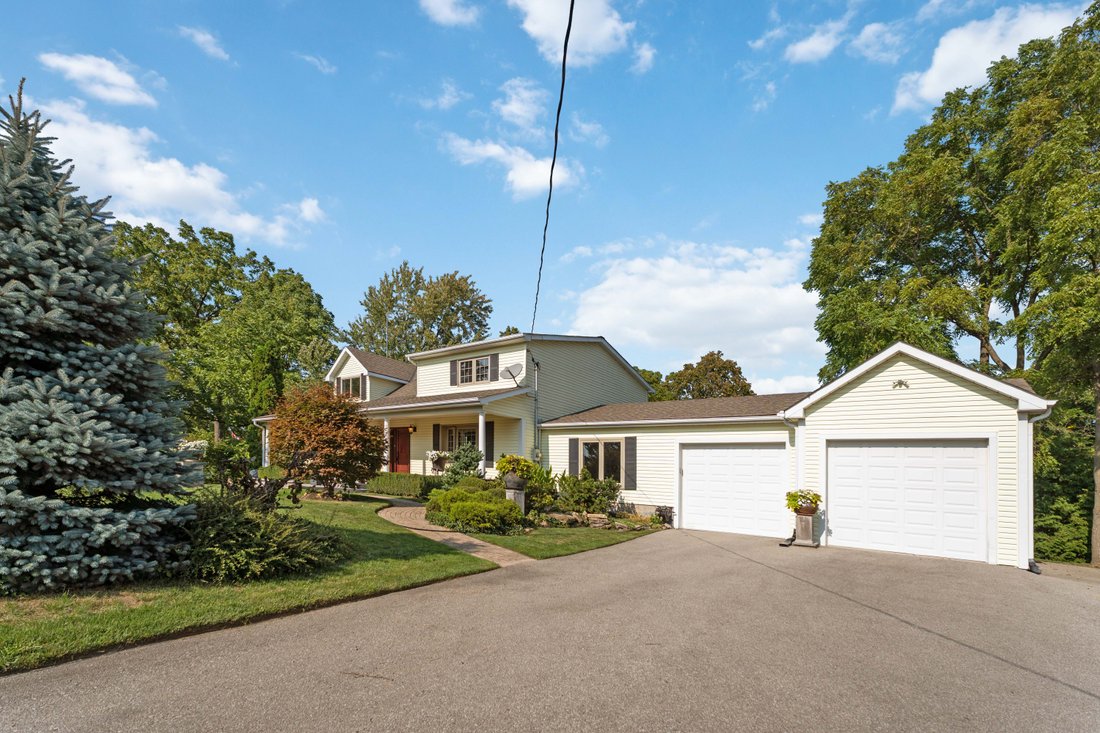 House in Grimsby, Ontario, Canada 4 - 16203235