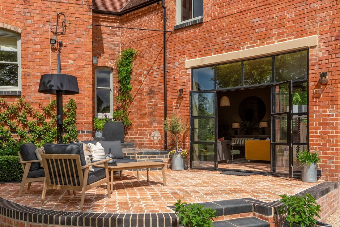 House in Charlton, England 4 - 16202711