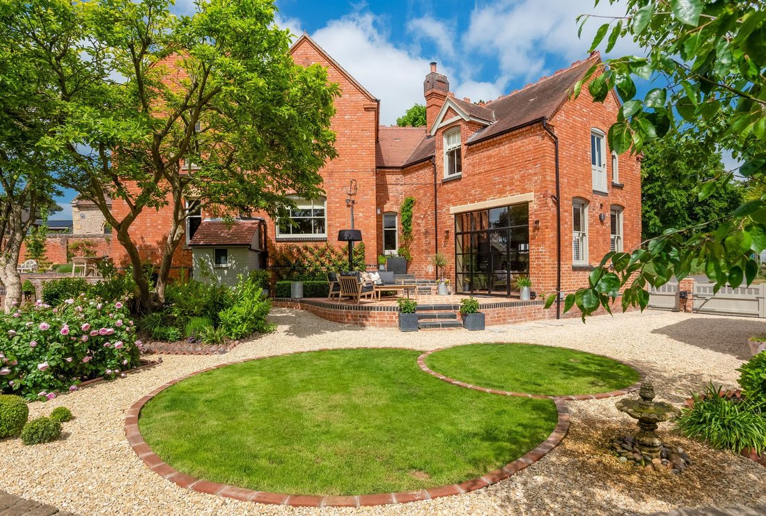 House in Charlton, England 1 - 16202711