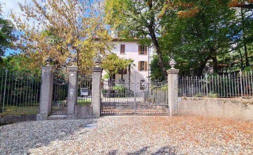 Villa a Vergiate, Lombardia, Italia 1