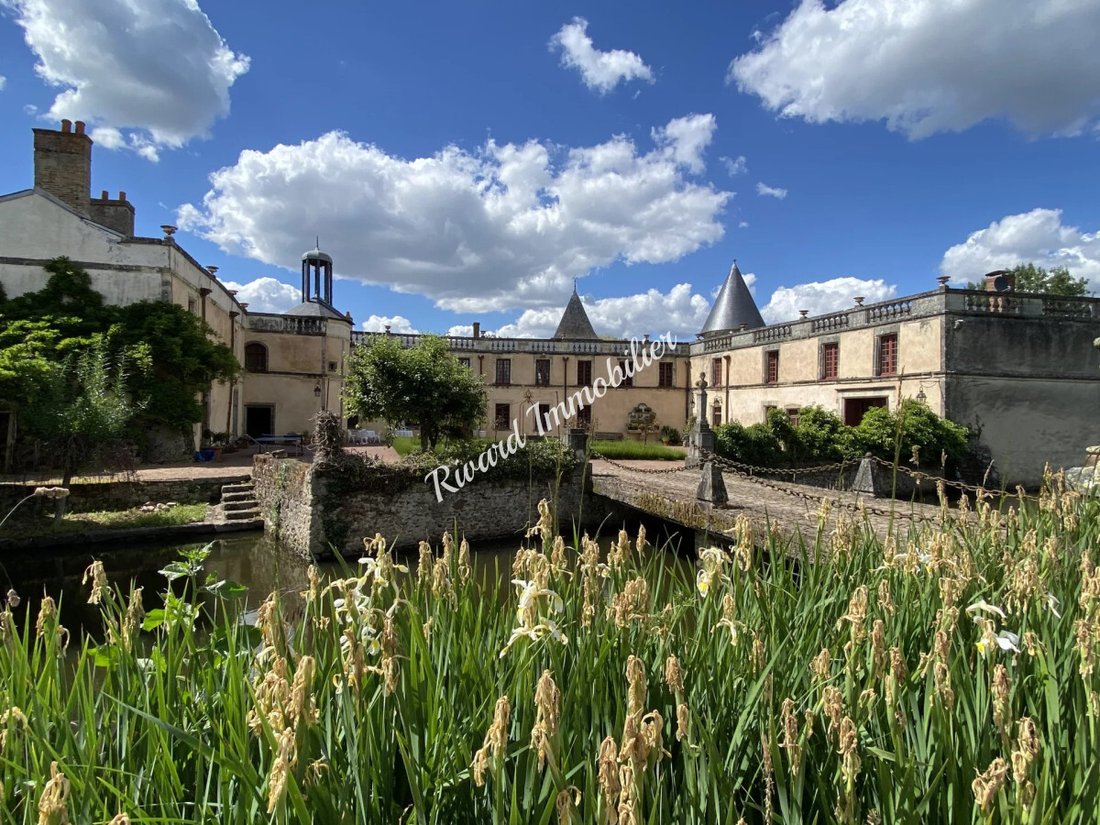 Le Rêve des Moats: An 18th-Century Château Wrapped in Liquid Silver