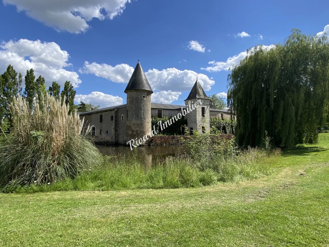 Le Rêve des Moats: An 18th-Century Château Wrapped in Liquid Silver