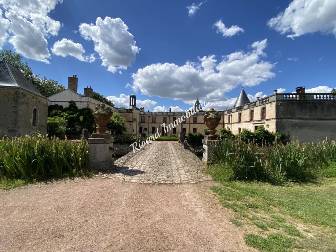 Le Rêve des Moats: An 18th-Century Château Wrapped in Liquid Silver
