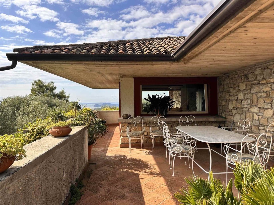 Villa in Gardone Riviera, Lombardei, Italien 2 - 16213579