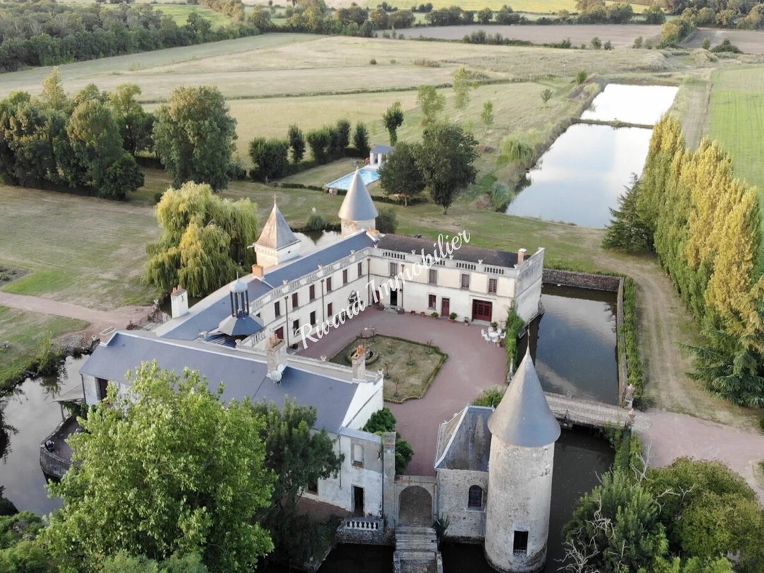 Le Rêve des Moats: An 18th-Century Château Wrapped in Liquid Silver