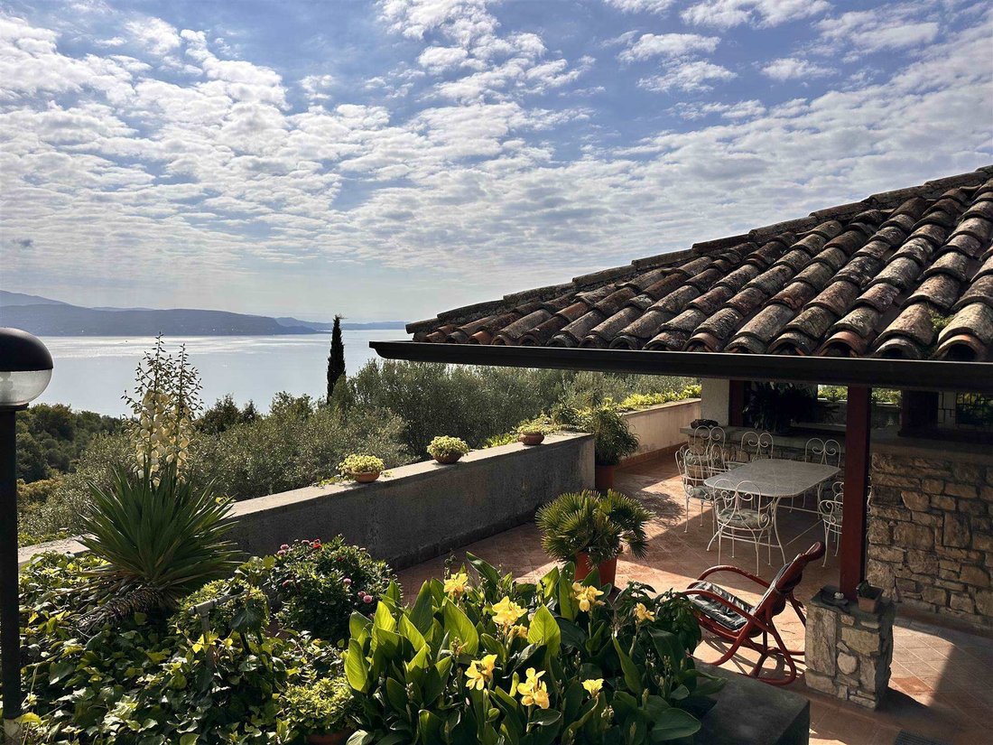 Villa in Gardone Riviera, Lombardei, Italien 1 - 16213579