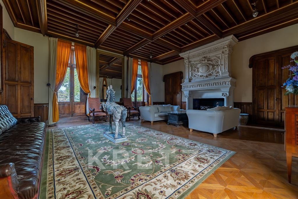 A Loire-Inspired Castle Where Time Stands Still Near Sunlit Shores