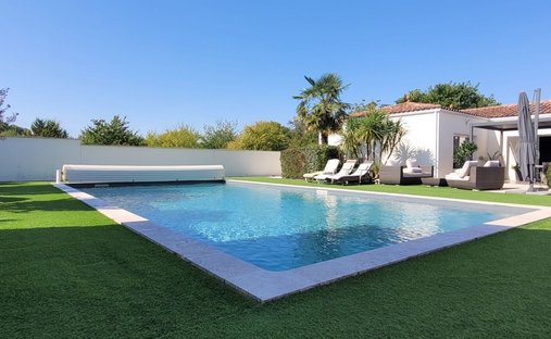 Castle for Sale in Saint-Jean-d'Angély, Nouvelle-Aquitaine, France