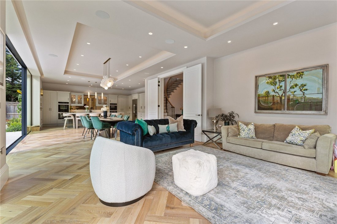 House in Oxshott, Elmbridge, England 4 - 16209963