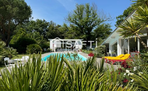 Elegant 18th Century Manor With Towers In The Heart Of Gascony