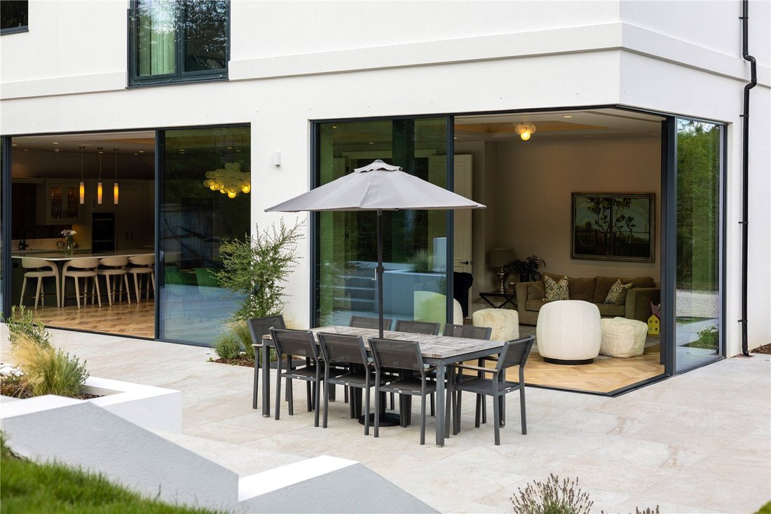House in Oxshott, Elmbridge, England 2 - 16209963