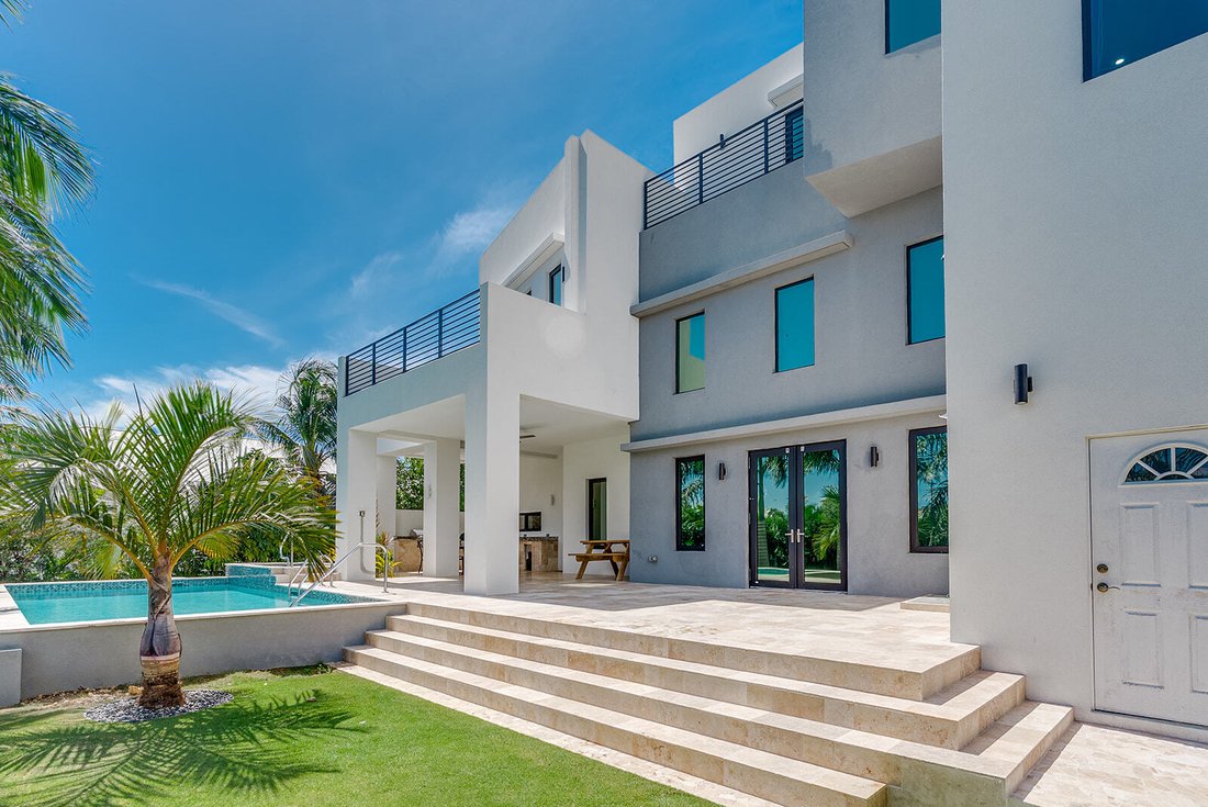 House in Savannah, Bodden Town, Cayman Islands 3 - 16220313