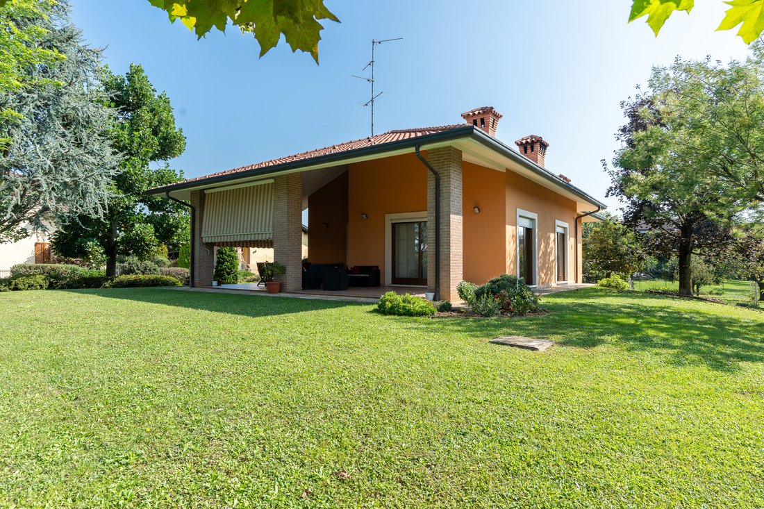 Villa in Lomagna, Lombardy, Italy 3 - 16227218
