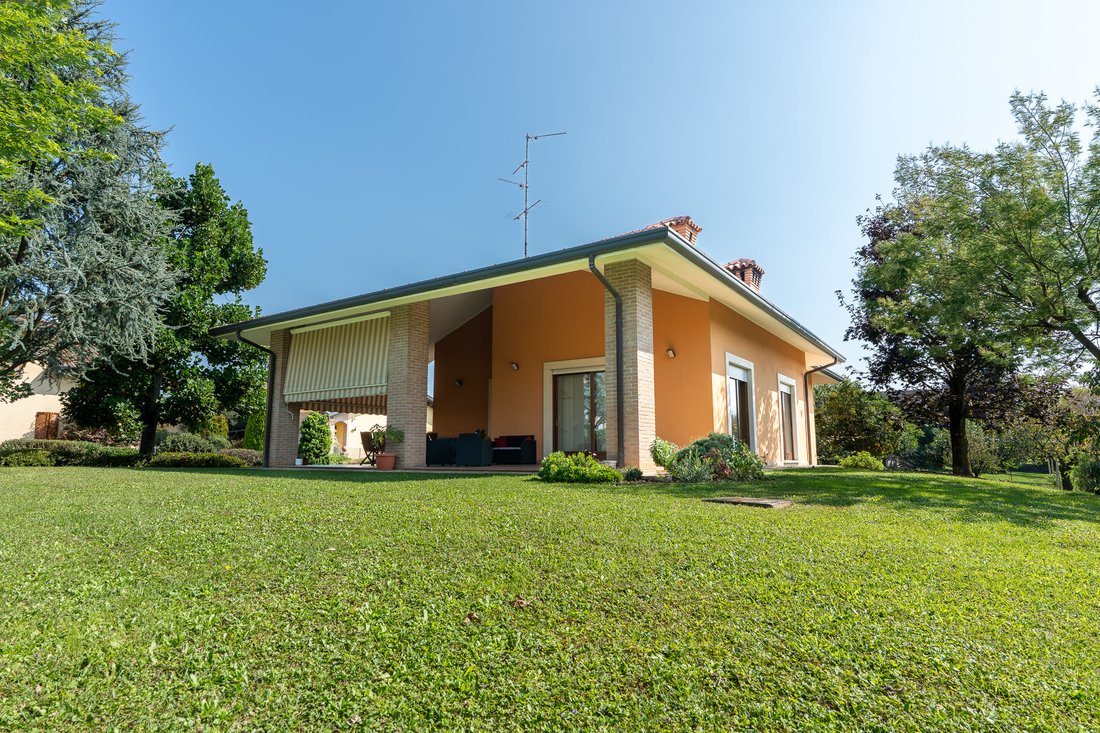 Villa in Lomagna, Lombardy, Italy 2 - 16227218