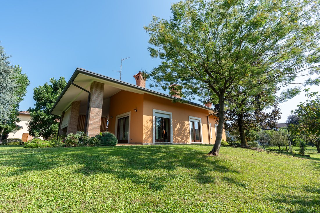 Villa in Lomagna, Lombardy, Italy 1 - 16227218